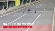 危险！仨熊娃横穿高速公路摆放锥筒拦截车道
