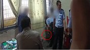 9人室内赌博被抓个正着，民警从锅里、土里搜出赌资