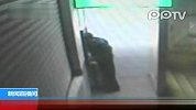 男子拎麻袋持石块砸ATM机偷钱