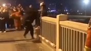 高手！长沙一男子欲跳桥轻生 围观小哥露出迷之微笑，然后……
