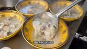 福建海边小镇的鱼粥店，老师傅用淡水鱼煮鱼粥20多年，现日煮200碗