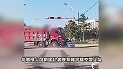 现场！老头乐疑无视红绿灯，当场被大货车顶出十几米