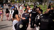 时隔一年场景再现！美国春假学生挤爆佛州海滩 上百人狂欢被捕