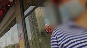 西安一餐馆在ATM机大厅摆桌烤肉：客人要求 劝不住