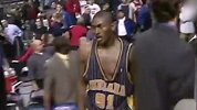 杜兰特骂人算啥 看看阿泰暴揍球迷造就NBA最黑暗一天