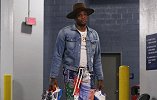 三双鞋出门是标配！鞋王塔克左手AJ右手KOBE抵达球馆