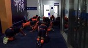 亚冠-17赛季-真拼！苏宁对手在休息室外热身活动让人震惊-专题