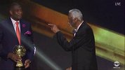 篮球-17年-比尔-拉塞尔步履蹒跚获终身成就奖 幽默不断调侃还能打爆你们-新闻