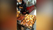 手速惊人！阿姨1分钟剥100个鸡蛋