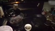 感觉煤气罐在漏气，女子竟掏出打火机寻找漏气点致燃爆