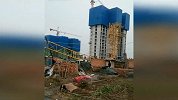 【甘肃】工地内30米高塔吊倒塌砸中职校楼顶 致1死2伤