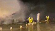 台风“黑格比”登陆浙江舟山：海浪拍打岸边汽车 狂风将雨水吹横