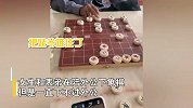 女生和外公下象棋，借用手机开“外挂”屡胜，外公输到怀疑人生