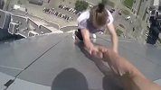 心脏快吓出来了！国外骚年楼顶上作死啊