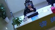 正上班被大妈塞老母鸡 民警紧张到搓手：这是第三次了