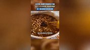 女子吐槽老坛酸菜面吃出3厘米飞蛾