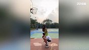 七夕喂狗粮！男生抱超短裙女朋友投篮 这大长腿惹人羡