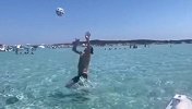 39岁高龄开挂！伊布展示水中倒挂金钩 展现29岁身体爆发力