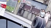 车轱辘跑了差点砸到美女！
