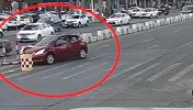 捏把汗！9岁男孩开车“兜风”闹市撞车 老爸：买了保险箱锁钥匙