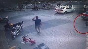 福建一男童蹲地玩耍遭小车碾压，奔驰车主救人交警开道