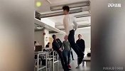 小哥模仿范戴克式弹跳 结果把人给笑坏了