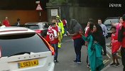 英超-1718赛季-大胜冲昏了头！疯狂枪迷赛后围堵奥巴梅扬跑车被撞到险些压伤！-专题
