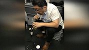 老人飞机上突发疾病 医生用嘴帮其吸尿37分钟：天职所在