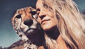 21岁女子自幼在猛兽群长大 与豹子老虎相拥而眠