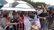 迈阿密暴雨球迷热情不减 痴心女球迷高唱皇马之歌