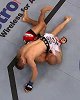 无敌小鹰的八角笼初体验：UFC首秀小试牛刀裸绞对手