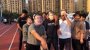 都是套路！校长戴上表情包面具拔河笑翻对手 学生：很接地气