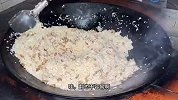 福建大叔用现抓螃蟹煮大锅饭，1人38不限吃，一锅米饭卖2000