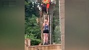 实拍男子砍树电锯掉落险砸下方女子 下一秒更恐怖的事发生了