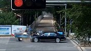 三轮车闯红灯撞上宾利 车损50万 三轮车主被判负主责