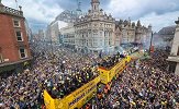 场面十分壮观！利兹联举行英冠夺冠庆典巡游