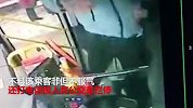 乘客公交随地吐痰被制止 竟喊人拦车狂殴司机