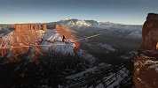 钢丝怎么拉起来的！航拍牛人高空走钢丝