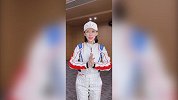 潘晓婷送教师节祝福 身着帅气赛车服手比爱心