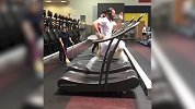 跑步机神操作 飞毛腿吓坏扫地阿姨