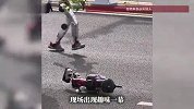 “小鼻嘎”累趴机器人看热闹还鼓掌，网友：机器人也懂幸灾乐祸？
