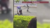 “小鼻嘎”累趴机器人看热闹还鼓掌，网友：机器人也懂幸灾乐祸？