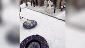 独属于东北人的“体验”：公交全靠推、接送萌娃用雪圈，大学生自建滑雪场