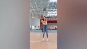 小姐姐这是在模仿蔡徐坤吗 篮球场也要来一段热舞