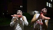 万圣节扮僵尸吓疯路人!