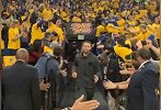 英姿飒爽！勇士众将跑步进场引爆全场激情