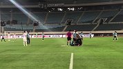 中甲-17赛季-大连一方汪晋贤受伤倒地 前队友岳鑫率先上前-新闻