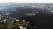 尼拉贡戈火山喷发已致13死，航拍岩浆覆盖后的居民区
