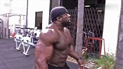 格斗-16年-格斗选手叫嚣健身男！猛男青筋暴起瞬间将其秒杀-新闻