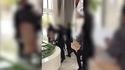 郑州一售楼处起冲突十多人互殴 女业主被打倒在地